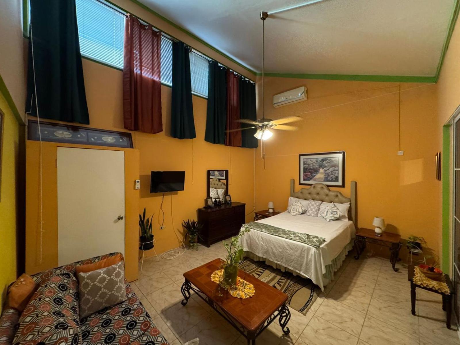 Shalom Suite 2, Manor Park Кингстън Екстериор снимка